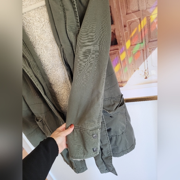 BENCH WINTER COAT MILITARY STYLE WITH FAUX FUR LINED SIZE LARGE - Picture 5 of 9